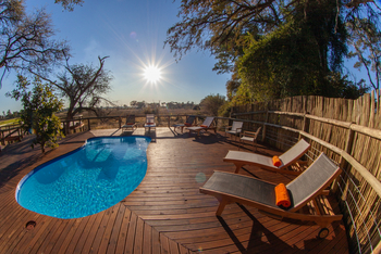 Mma Dinare Camp: Pool mit Liegestühlen