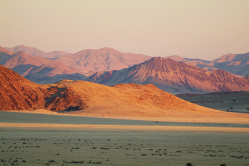 Namib Rand Nature Reserve: Staubiger Dunst über den Bergen