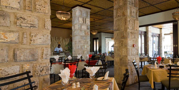 Okaukuejo Camp Okaukuejo Camp: Tische im Restaurant