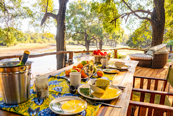 Painted Dogs Lagoon Camp: Esstisch auf dem Deck