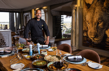Sitatunga Private Island Camp: Koch vor Esstisch