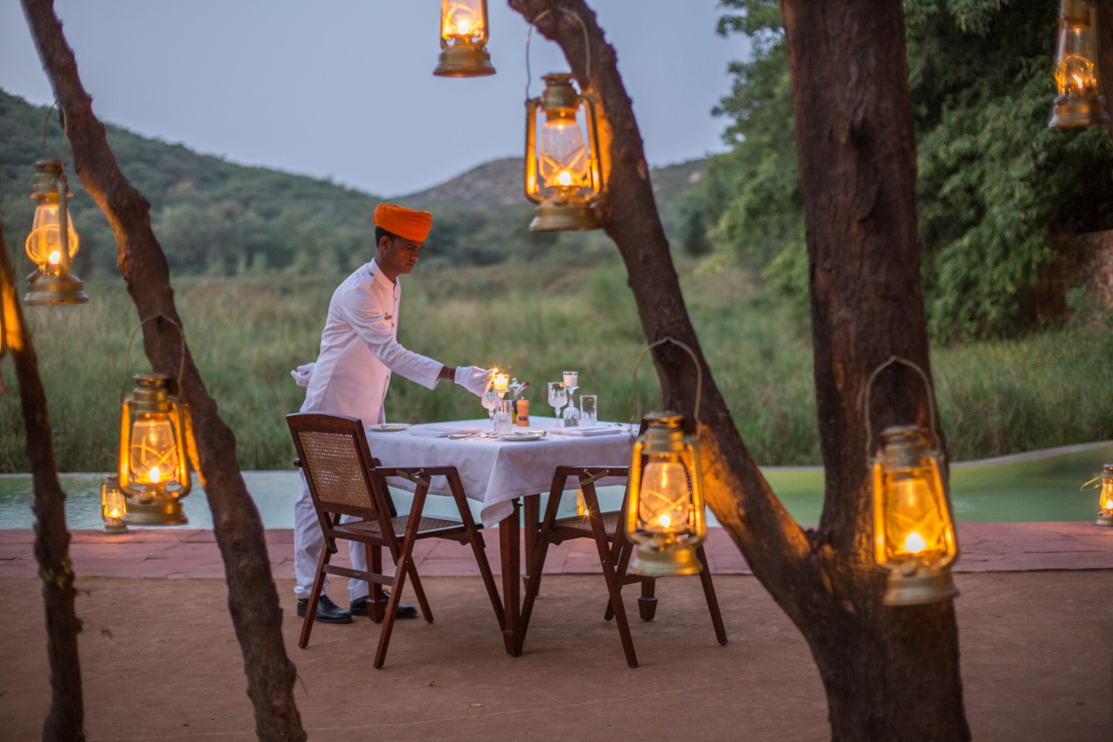 Sujan Sher Bagh Sujan Sher Bagh: Dinner im Laternenschein am Pool mit Blick in das umgebende Hügelland