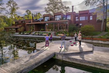 andBeyond Vira Vira Lodge: Yoga auf dem Holzsteg