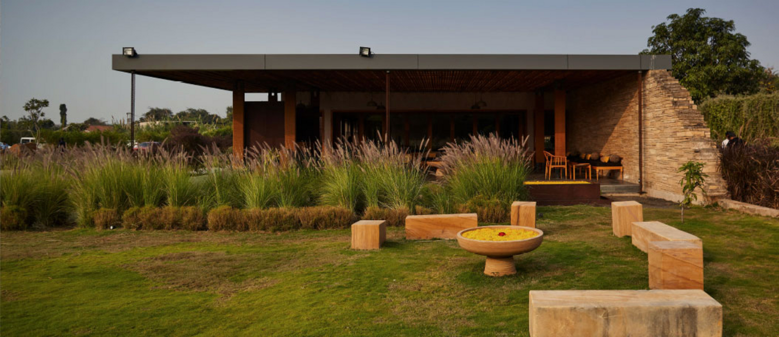 Woods at Sasan Woods at Sasan: Sitzblöcke im Garten