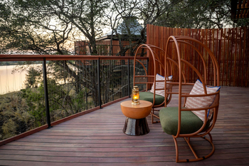 Anantara Tented Camp Kafue River: Zwei Hängesessel auf Safari-Deck mit Laterne