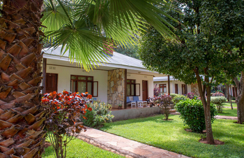 Country Lodge: Bungalows im Grünen mit Ruhebereich