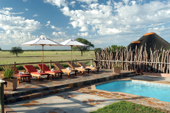 Frans Indongo Safari Lodge: Liegestühle am Pool