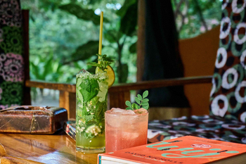 Migunga Tented Camp: Cocktails auf Holztisch im Lounge-Bereich