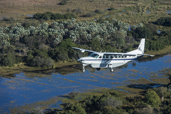 Mombo Camp: Flugzeug über Flutgebieten
