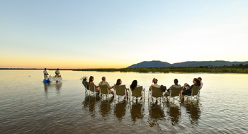 Royal Zambezi Lodge: Sundowner im Wasser