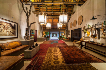 Sabi Sabi Bush Lodge: Gemütlicher Sitzbereich mit Lederbänken und Kunstobjekten