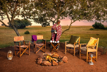 Saruni Wild: Mitarbeiterin am Lagerfeuer