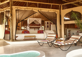 Sasaab: Doppelbett und Liegestühle