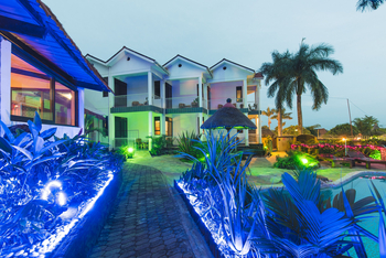 2 Friends Beach Hotel: Bunte Beleuchtung