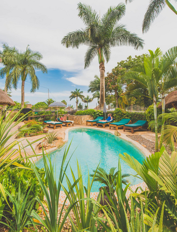 2 Friends Beach Hotel: Pool mit Palmen