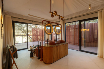 Anantara Tented Camp Kafue River: Offenes Badezimmer mit Doppelwaschtisch