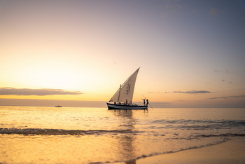 Azura Benguerra Island: Dhow im Sonnenuntergang