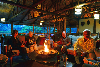 Buhoma Lodge: Feuerschale in der Lounge