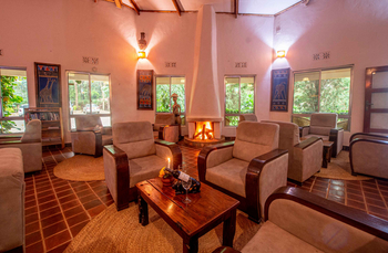 Country Lodge: Lounge mit Kamin und Safari-Dekor
