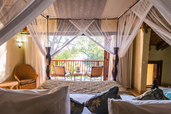 David Livingstone Safari Lodge: Bett mit Moskitonetz