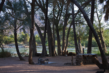 Epupa Falls Lodge: Schattiger Platz am Ufer