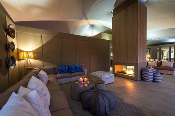 Hoanib Skeleton Coast Camp: Lounge mit Kamin und Sofaecke