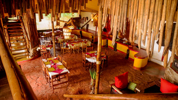 Ikoma Tented Camp: Rustikale Holzmöbel mit Tierhäuteakzenten