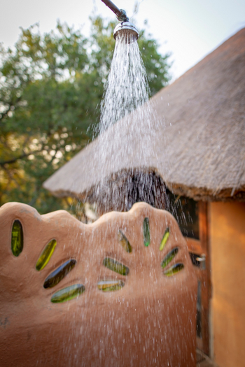 KaingU Safari Lodge: Outdoor Shower