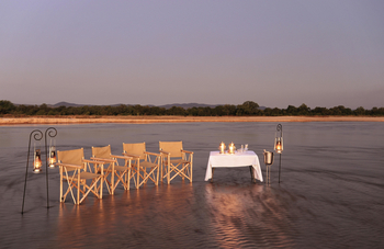 Kapamba Bushcamp: Sundowner im seichten Wasser