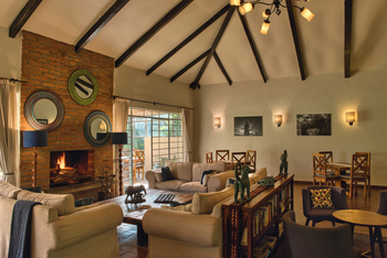 Katambuga House: Lounge mit Kamin