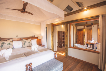 Kwara Camp Kwara Camp: Gästezelt Bett und Bad