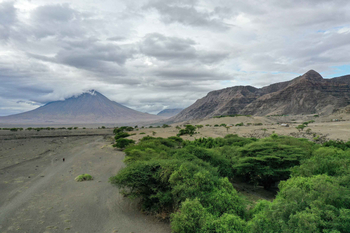 Lake Natron Tented Camp: Wanderer vor Vulkan Natron am Morgen