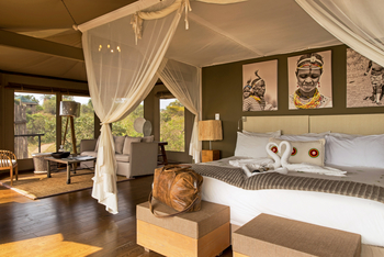 Lemala Kuria Hills Lodge: Doppelbett mit Moskitonetz