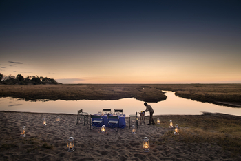 Linyanti Expeditions: Dinner bei Laternenschein