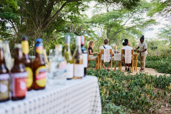 Mkomazi Wilderness Retreat: Personal serviert Getränke im Busch