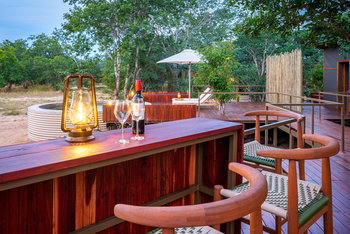 Muddy Teak Camp: Bar