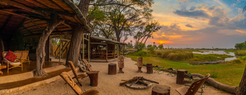 Oddballs' Camp: Feuerplatz vor den Hauptgebäuden