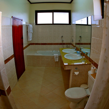 Paraa Safari Lodge: Doppelwaschtisch