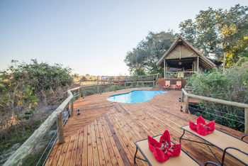 Rra Dinare Camp: Pool und Liegen