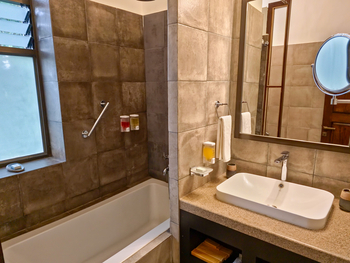 Tathastu Resort Kanha: Waschtisch