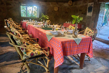 Tindiga Tented Camp: Rustikales Esszimmer mit Steinwänden und Farben