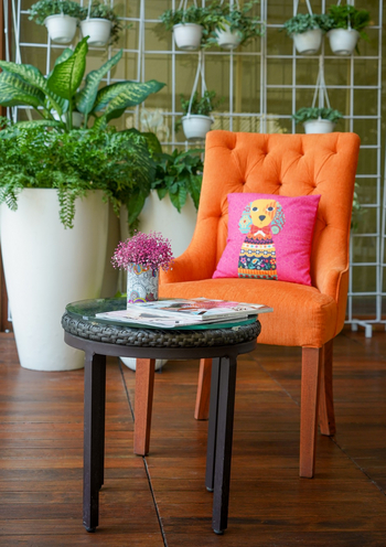 Vivanta by Taj President: Stuhl im HerbHouse