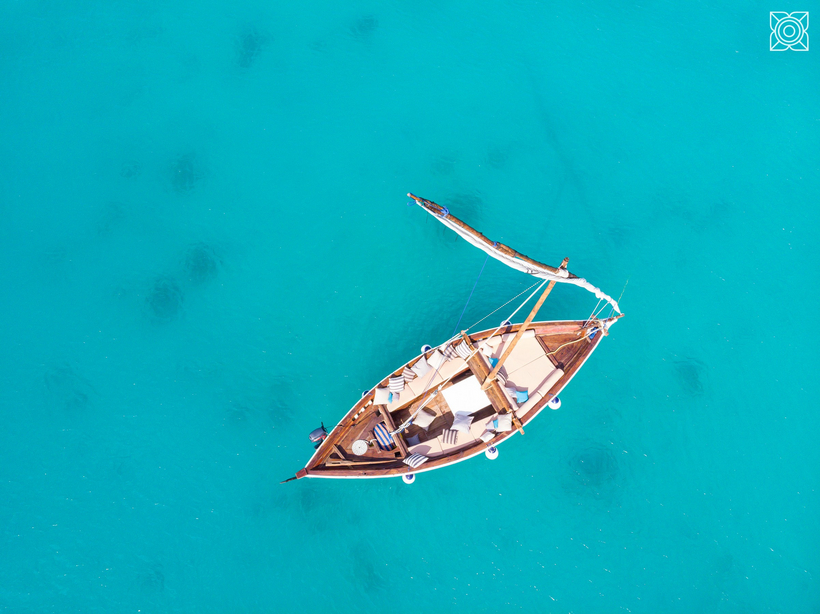 Zuri Zanzibar: Segelboot im Wasser