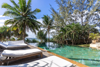 Alfajiri Villas Alfajiri Villas: Pool mit Sonnenliegen Beach Villa