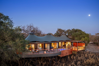 Anantara Tented Camp Kafue River: Erhöhtes Canvas Camp bei stiller Mondnacht