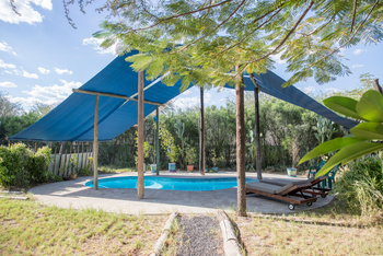 Boteti River Camp: Pool mit Schattendach