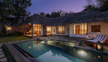 Evolve Back Kuruba Safari Lodge: Pool Hut Courtyard