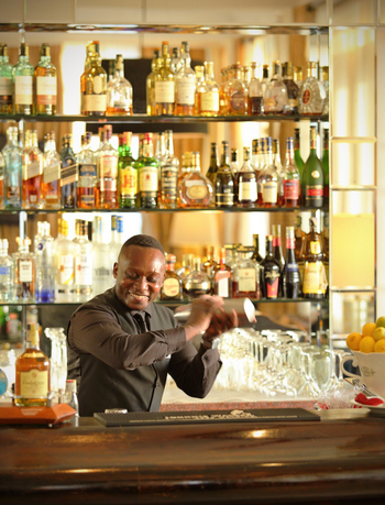 Hemingways Nairobi: Bar mit Barkeeper