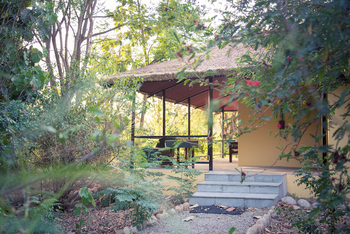 Jim's Jungle Retreat: Jungle Cottage - Exterieur