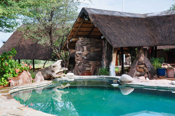 Kalahari Bushbreaks: Pool vor dem Lodgegebäude